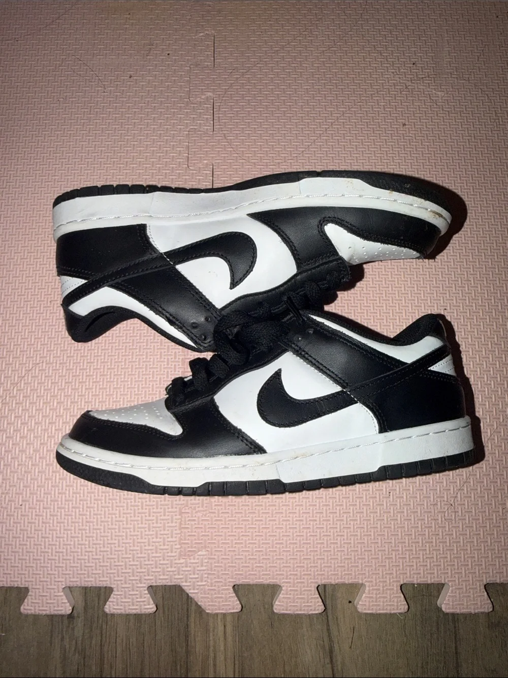 Nike Panda Low Dunks (Size: 6 Youth)